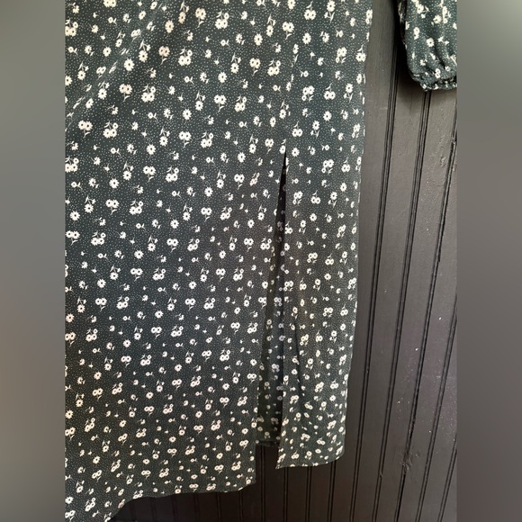 Kittenish Green and White V-Neck Bishop Sleeve Sundress - Picture 4 of 7